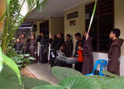 Saudara-saudara komunitas Padua serius mengikuti upacara