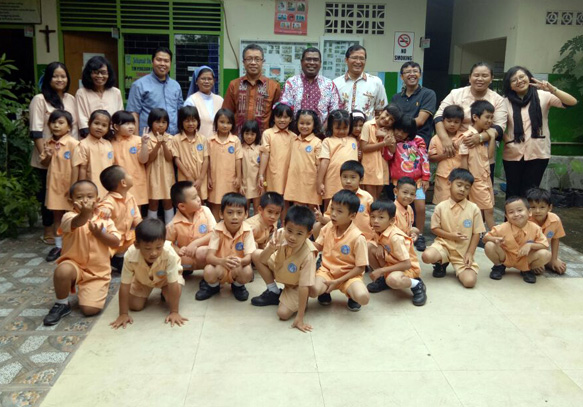 Uskup Pangkal Pinang bersama guru dan anak-anak TK Fransiskus.