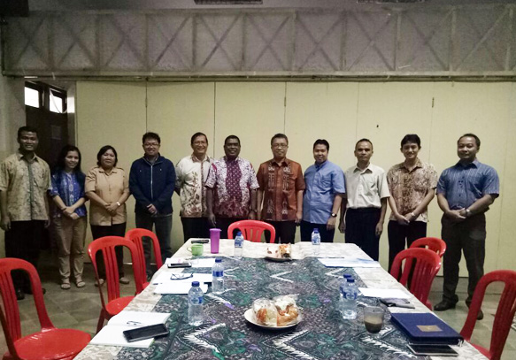 Bapa Uskup bersama para staf Yayasan Fransiskus