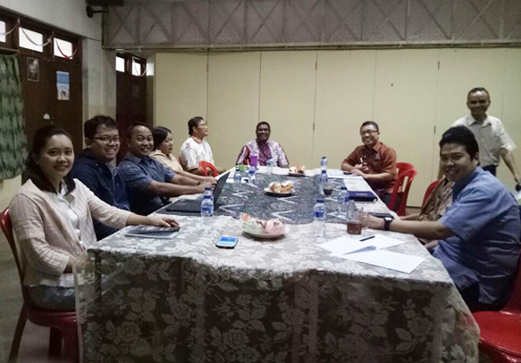 Bapa Uskup berdialog dengan para staf Yayasan Fransiskus